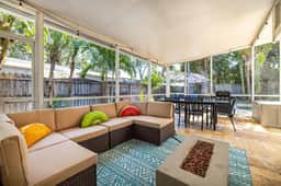 5 min to beach with Pool and Hot Tub