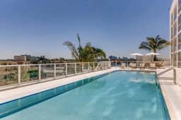 Walk to beach - Lux condo - close to las Olas!