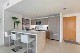 Walk to beach - Lux condo - close to las Olas!