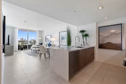 Walk to beach - Lux condo - close to las Olas!