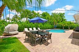 Modern Paradise - walk to the beach- Heated pool