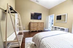 Close to everything | 3 bedroom | Private yard | Drive way