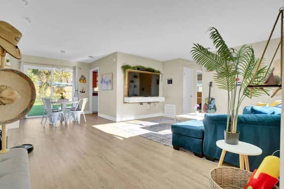 5 min to IMG & Close to the beach! - Image 1