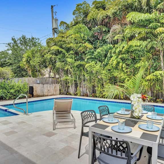 5 min to beach- 5bed w/ pool - Image 1