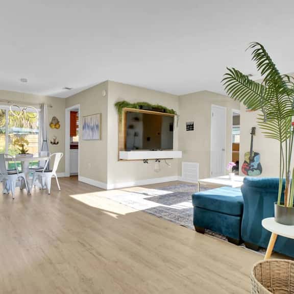 5 min to IMG & Close to the beach! - Image 1