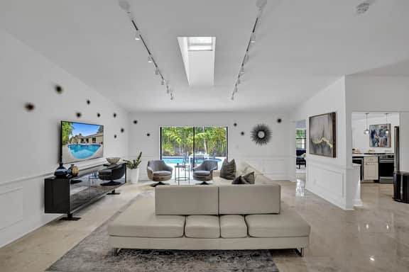 Tropical 5 bedroom pool home