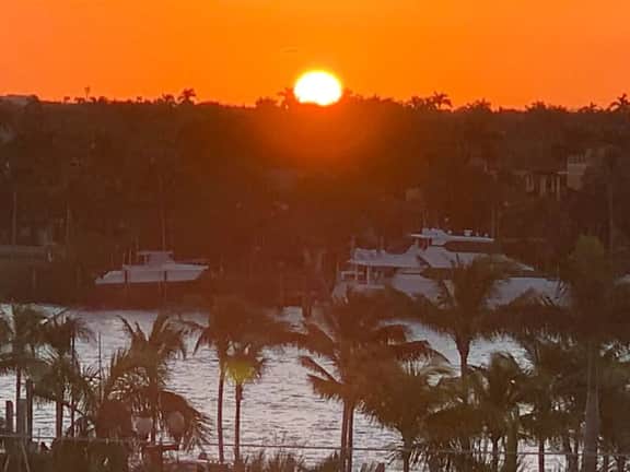 2BR Beach condo - Steps to beach