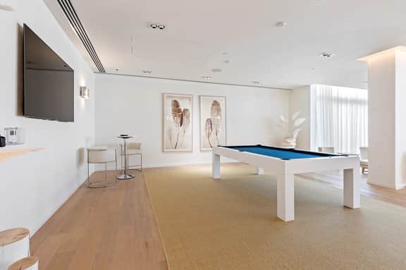 Walk to beach - Lux condo - close to las Olas!