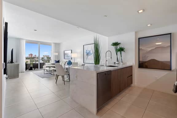 Walk to beach - Lux condo - close to las Olas!