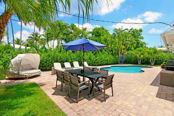 Modern Paradise - walk to the beach- Heated pool