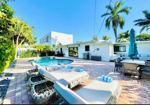 Modern Paradise - walk to the beach- Heated pool