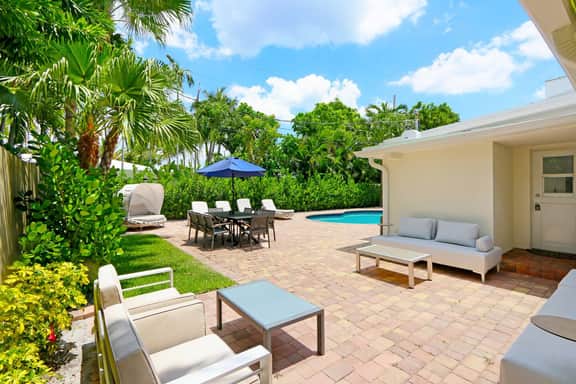 Modern Paradise - walk to the beach- Heated pool