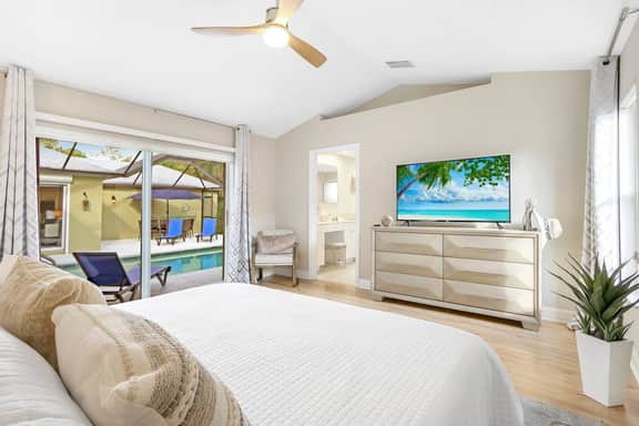 Naples Escape w/ pool 4br