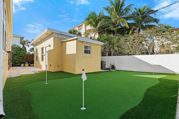 Perfect Palm Beach Escape | Cozy 1BR + Putt-Putt