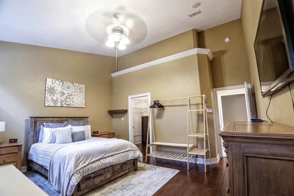 Close to everything | 3 bedroom | Private yard | Drive way