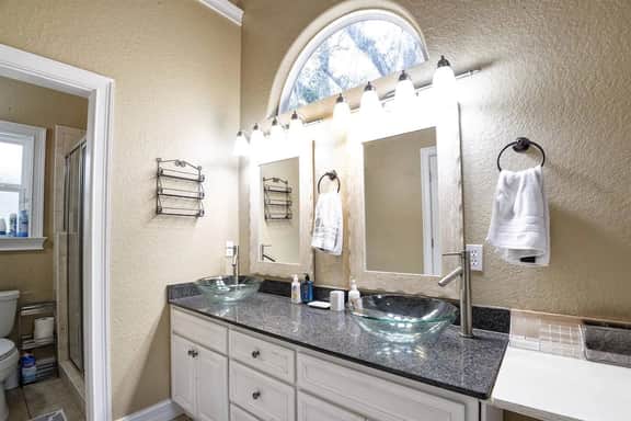 Close to everything | 3 bedroom | Private yard | Drive way