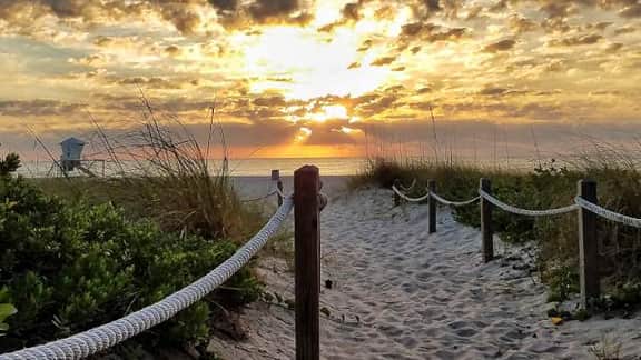 Steps to Beach + Hot Tub | Walk to Dining & Shops | Pompano