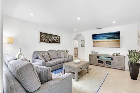 Steps to Beach + Hot Tub | Walk to Dining & Shops | Pompano
