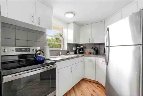 Stunning Waterfront Condo - Walk to beach/Pool/Direct Beach Access