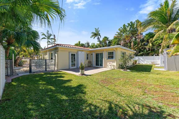 Walk to Beach + Private Pool