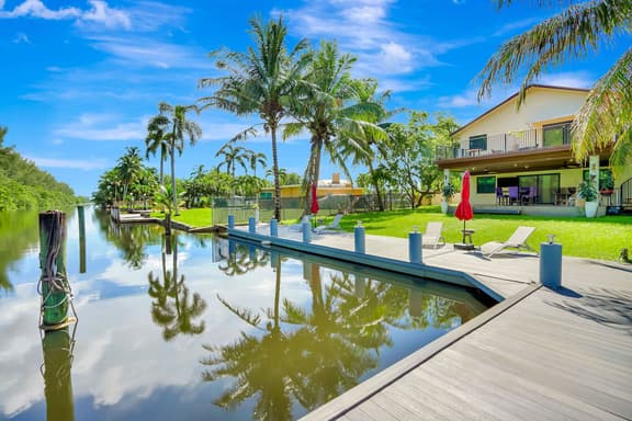 10 min to FTL airport - 4bed/3bath - water view