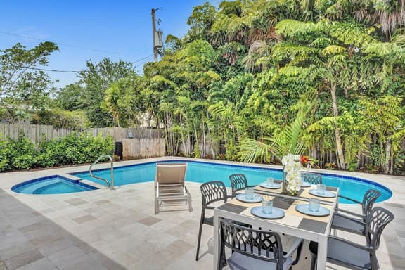 Tropical 5 bedroom pool home