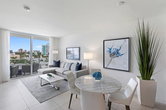 Walk to beach - Lux condo - close to las Olas!
