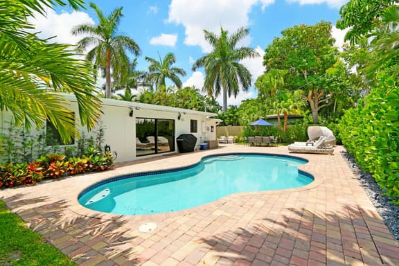 Modern Paradise - walk to the beach- Heated pool